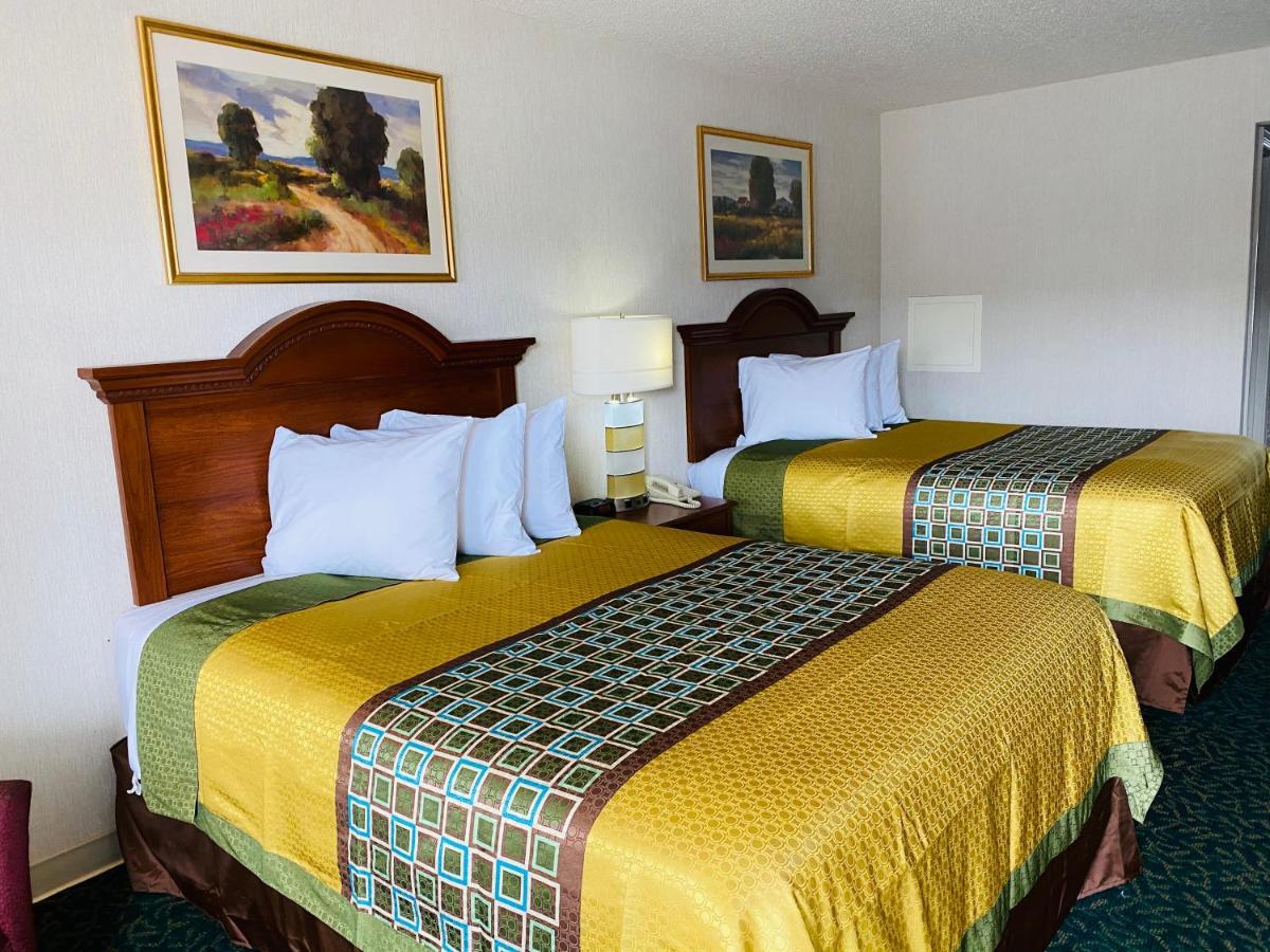 Harrisonville Inn & Suites Экстерьер фото