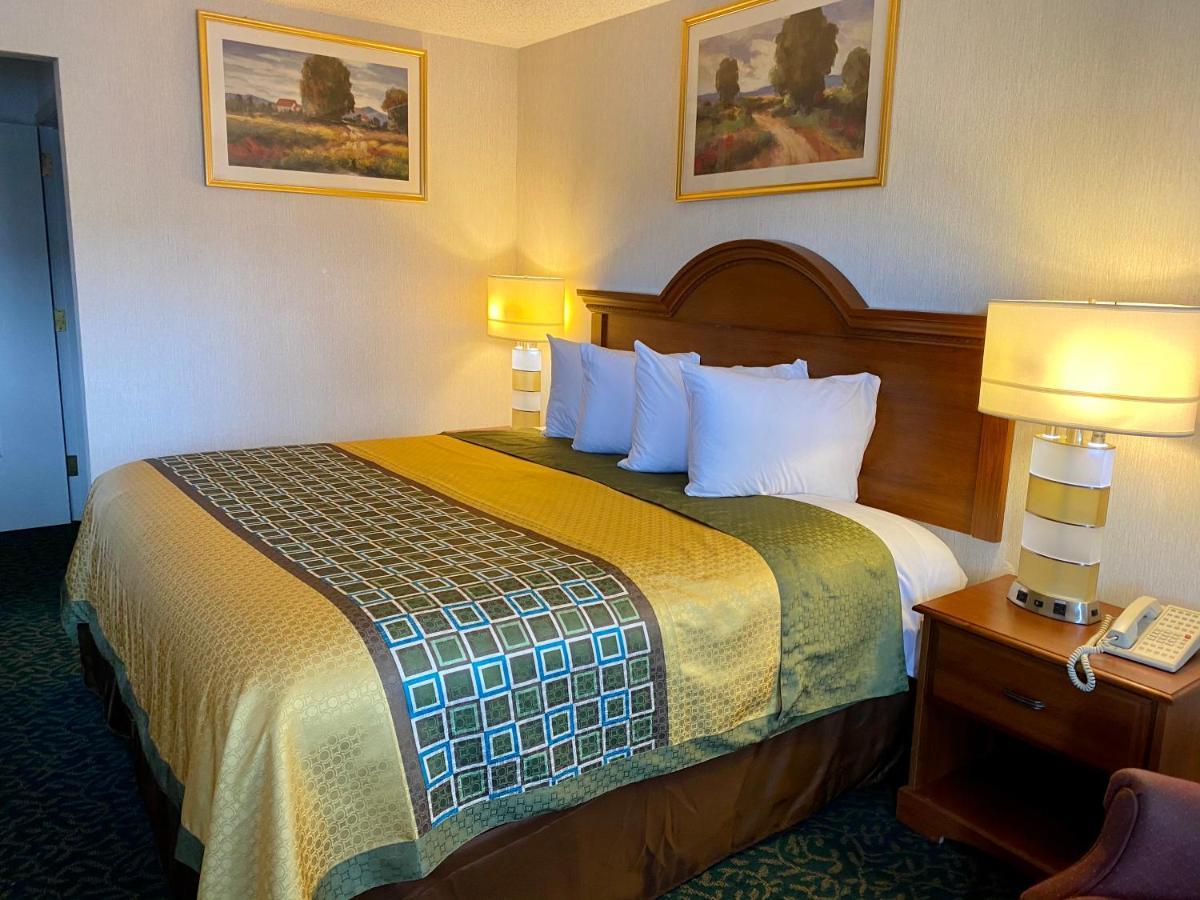Harrisonville Inn & Suites Экстерьер фото