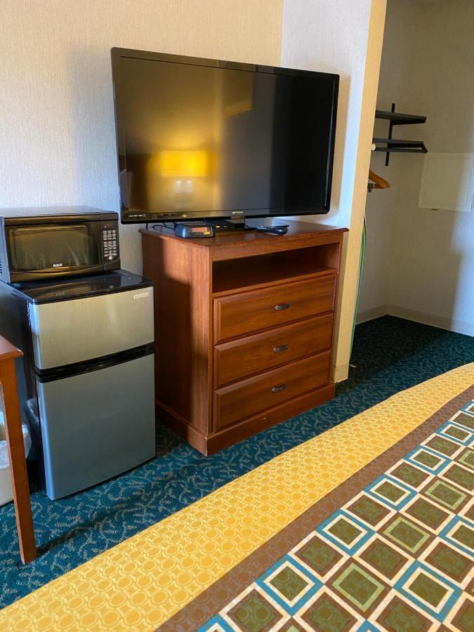 Harrisonville Inn & Suites Экстерьер фото