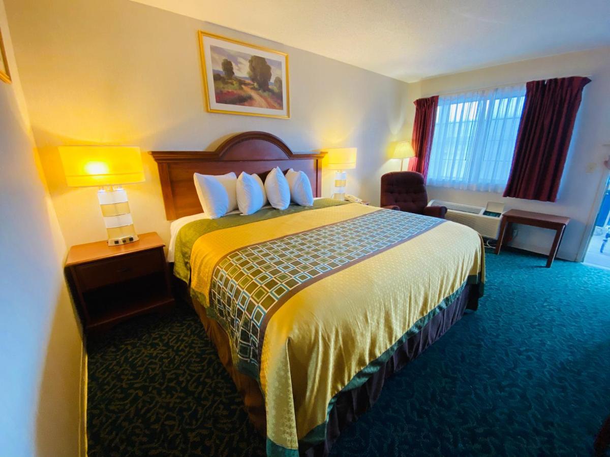 Harrisonville Inn & Suites Экстерьер фото